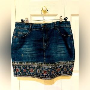 Women’s straight, slim, embroidered DESIGUAL jean skirt. SIZE 32. Never worn!